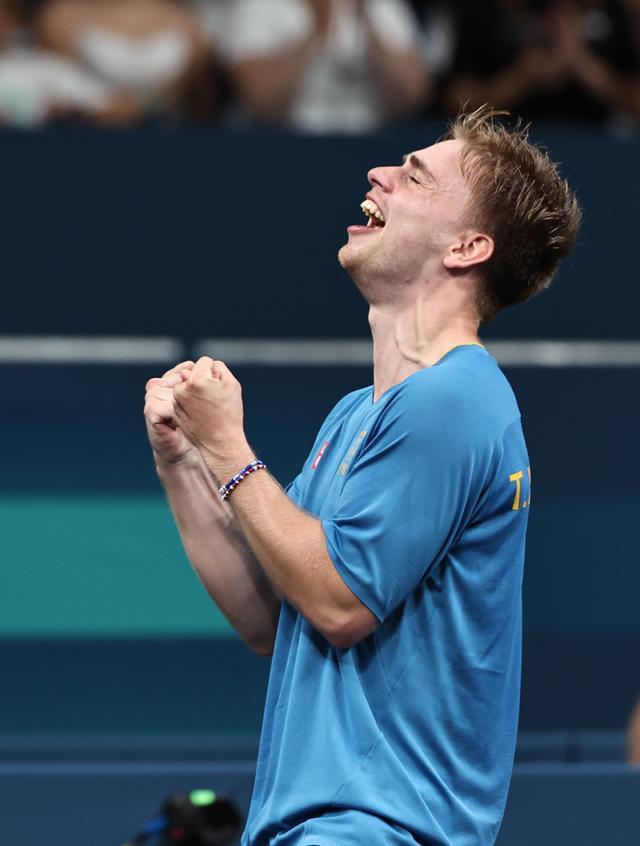 摘得金牌 摘得金牌